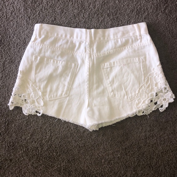 White high waisted shorts w/ lace on the sides - Picture 2 of 3